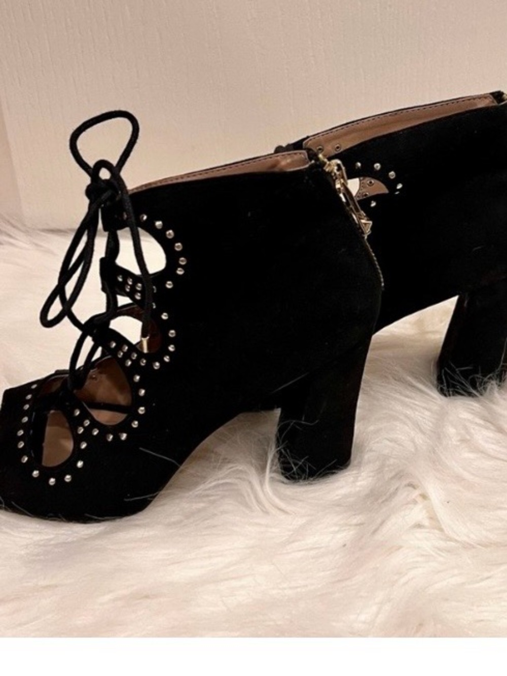 (Report) Women’s Black Suede Lace-Up Block Heel Sandals